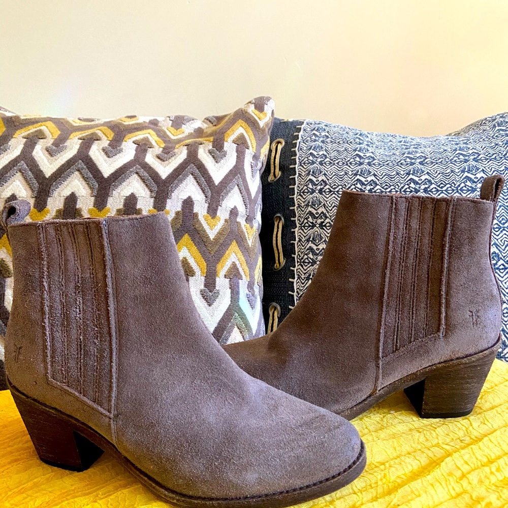 Frye Alton Chelsea Suede Booties in Grey size 6.5